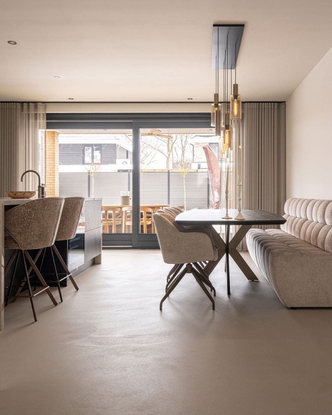 Beton- en lavasteen gietvloeren plaatsen