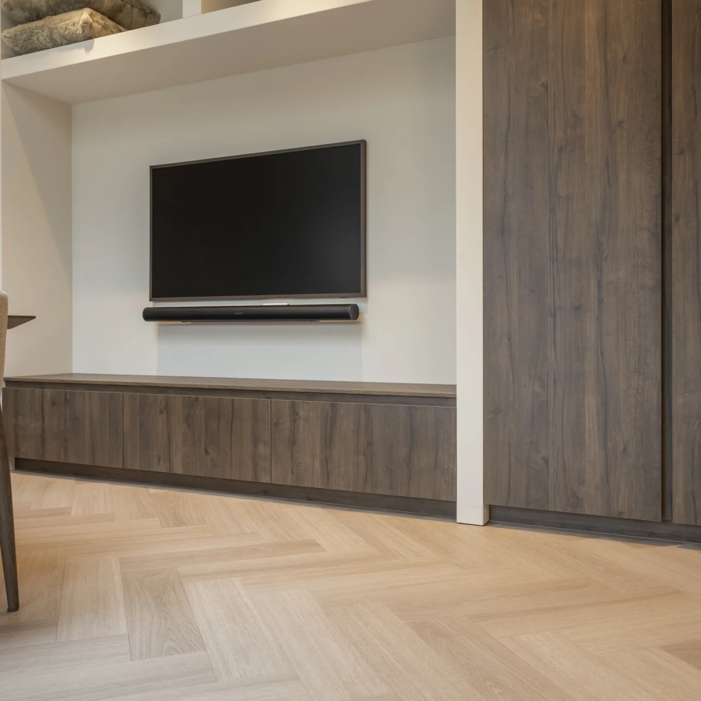 Strakke aansluiting op de TV-wand met maatwerkpaneel