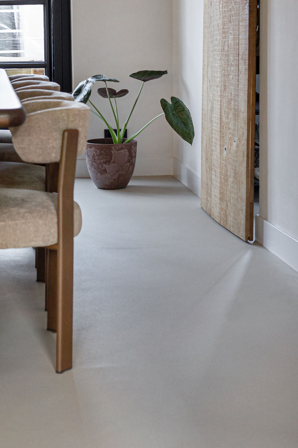 Matte vloer langs de eettafel en schuifdeur