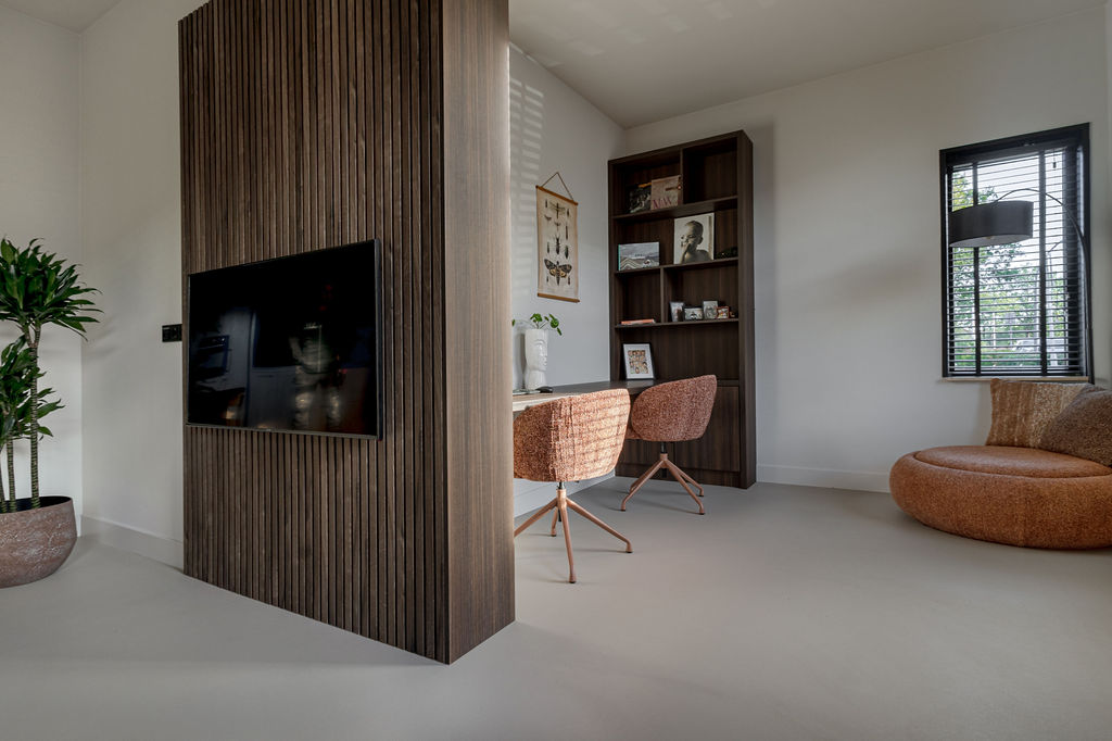 Doorlopende vloer rond de houten tv-wand